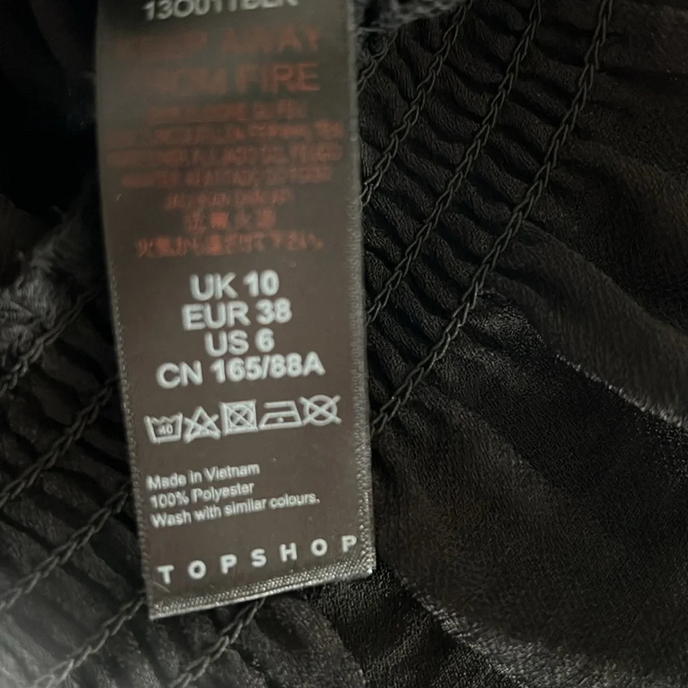 Top Shop black button up v-neck blouse. New with tags size 6. - Picture 7 of 8
